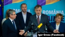 Candidatul alianței de guvernare de la București, Crin Antonescu (centru), alături de liderul PAS, Igor Grosu (stânga). Chișinău, 11 aprilie 2025.