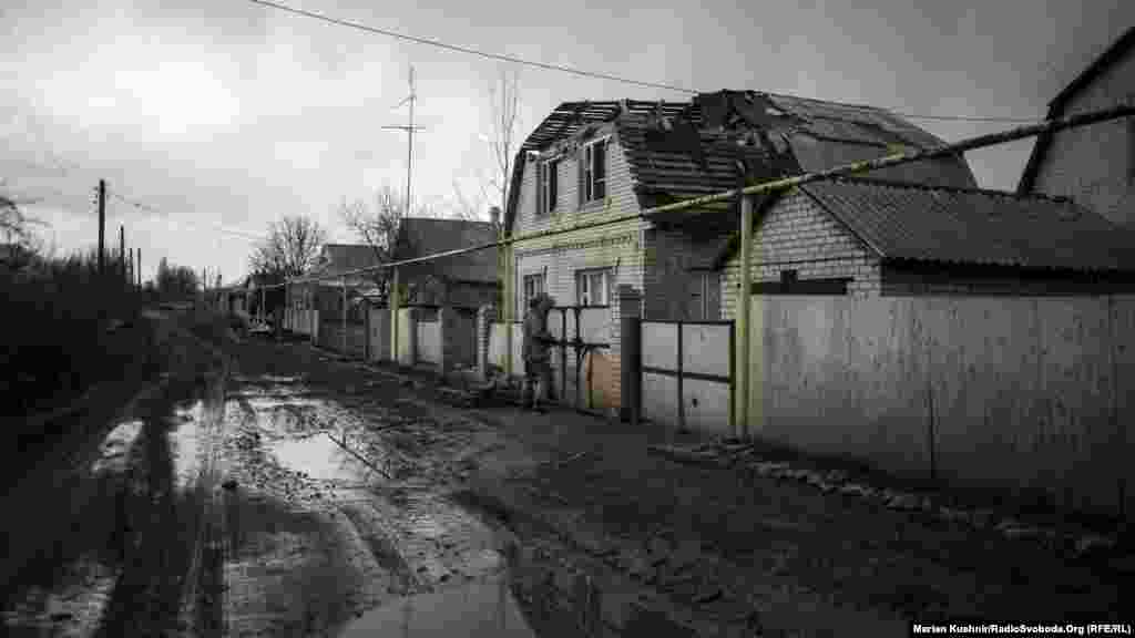 Зайцеве, що під Горлівкою, обстрілюється щодня. Половина села належить проросійським бойовикам, іншу половину в грудні минулого року відвоювали бійці української армії. Більша частина населення виїхала в різні боки України