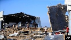 Ljudi obilaze područje hangara koji je uništen u izraelskom vazdušnom napadu, na jugu Libana, 25. septembra 2024.