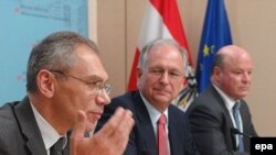 Aleksandr Botsan-Kharchenko, Wolfgang Ischinger i Frank Wisner govore na konferenciji za štampu nakon nove runde pregovora o budućnosti Kosova u Beču. 5. novembra2007. godine.