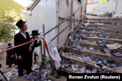 Ultraortodox zsidók az észak-izraeli Meron-hegyen, ahol 2021. április 30-án ezrek gyűltek össze egy II. századi bölcs sírjánál az éves megemlékezésekre. A tömegben néhányan életüket vesztették – és sok műanyag szemét maradt hátra
