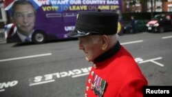 Британский пенсионер идет на фоне постера, призывающего проголосовать за выход Британии из Евросоюза. Лондон, 28 мая 2016 года.