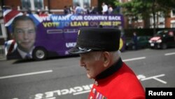 Autobus na ulicama Londona sa natpisom kampanje za "Brexit"