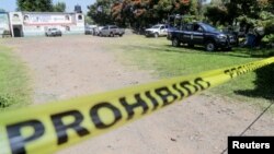 Samo u 2019. godini više od 17.000 ubistava u Meksiku povezano je sa krijumčarenim oružjem. (Ilustrativna fotografija: Policija ispred bara u kojem je jedanaest ljudi poginulo u Jaral del Progreso u državi Guanajuato, Meksiko, 27. septembra 2020.)