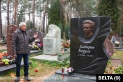 Помнік Зьмітраку Бядулю адкрылі на Ўсходніх могілках у Менску