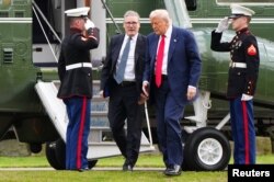 Президент США Дональд Трамп и премьер-министр Великобритании Кир Стармер прибывают на вертолете в гольф-клуб Trump International Golf Links в Абердине, Шотландия, Великобритания, 28 июля 2025 года