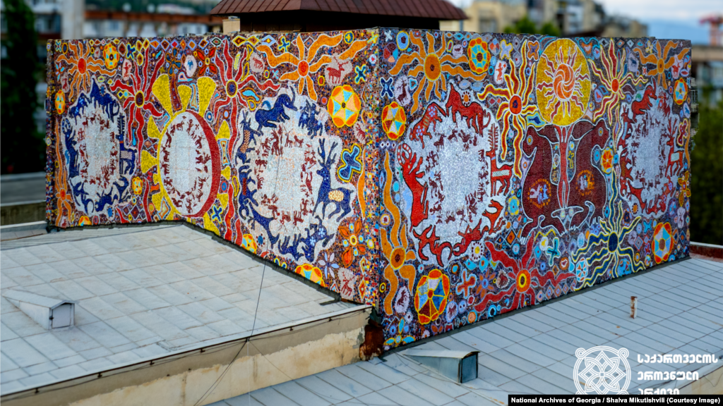მოზაიკა პროფკავშირების კულტურის სასახლის ფასადზე, თბილისში (1968-1969 წწ.)