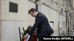 Počast mu odaju i oni čiji je politički poraz bio uslov za realizaciju Đinđićeve vizije moderne Srbije: premijer Aleksandar Vučić polaže venac ispred Vlade (arhivska fotografija)