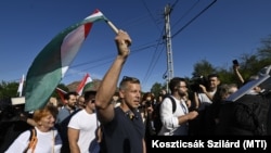 Magyar Péter, a Tisza Párt elnöke (középen) a párt kötcsei rendezvényére érkezik 2025. szeptember 7-én.