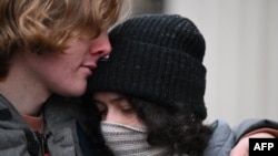 Tineri activiști în fața clădirii Curții Supreme a Rusiei din Moscova după aprobarea unei noi legi anti-LGBTI, Moscova, 30 noiembrie 2023. (FOTO: NATALIA KOLESNIKOVA, AFP)