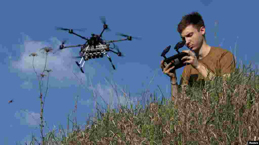 Ő a 13. Kartija dandár „Csipok” hívójelű katonája, akit egy Vampire drón irányítására képeznek ki. A belső nézetes (FPV) eszköz kameraképét a kezében lévő kontroller képernyőjén látja