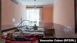 Evdochia Ivanov și colega sa de salon sunt internate în Secția de Îngrijiri Cronice, situată în clădirea spitalului construită în 1873.