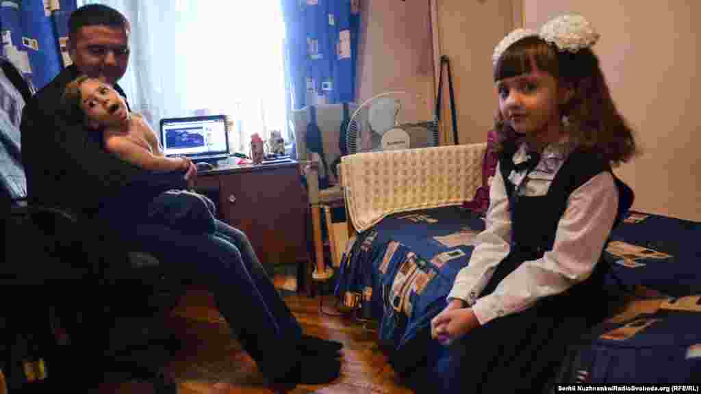 Сім'я Водінових виїхала з Антрацита (Луганська область) у березні 2015 року. Відтоді Даша Водінова, її батьки та братик Богдан разом живуть в одній кімнаті київського готелю