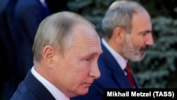 Ruski predsednik Vladimir Putin i jermenski premijer Nikol Pašinjan. Putin je rekao da se prekid vatre mora "brzo" dogovoriti, čak i ako rešavanje višedecenijskog sukoba bude duže trajalo (arhivska fotografija)