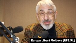 Vladimir Socor, în studioul Europei Libere de la Chișinău, în 2019