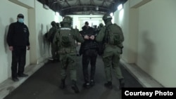 Privođenje članova organizovane kriminalne grupe u Tužilaštvo za borbu protiv organizovanog kriminala, Beograd (5. februar 2021.)