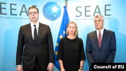 Fotografija sa jednog od susreta predsednika Srbije i Kosova: Aleksandar Vučić (L), Federika Mogerini i Hašim Tači