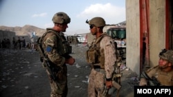 Претставници на меѓународните сили на аердоромот во Кабул. 