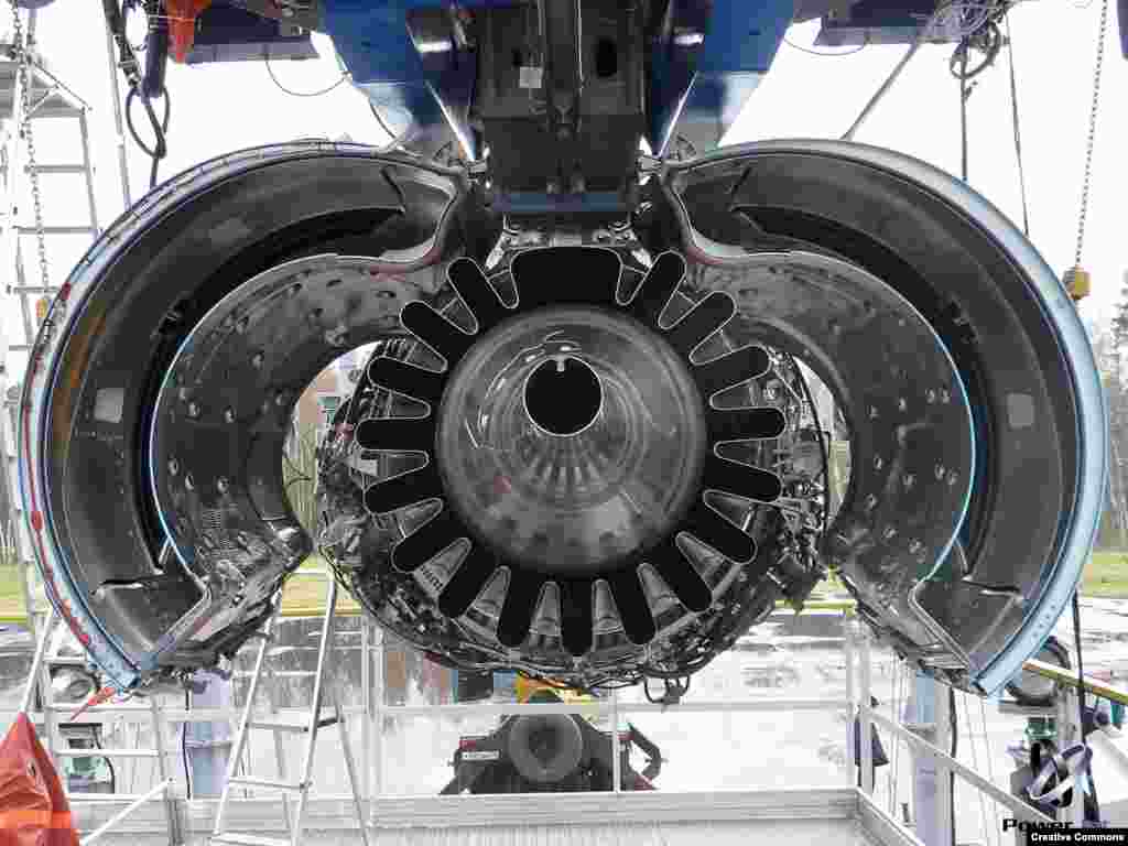 Testarea motorului SaM146, produs de PowerJet, un joint-venture al companiilor rusă şi franceză Saturn și Snecma. Certificarea a durat mai mult decât se prognoza.