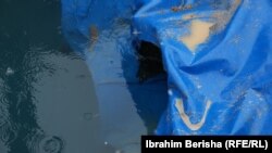 Një gyp i vendosur si riparim i përkohshëm në kanalin e dëmtuar të Ibër-Lepencit, pas shpërthimit në një fshat në veri të vendit.