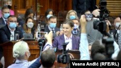 Kryeministrja e Serbisë, Ana Bërnabiq gjatë paraqitjes së ekspozesë para deputetëve të Parlamentit. 