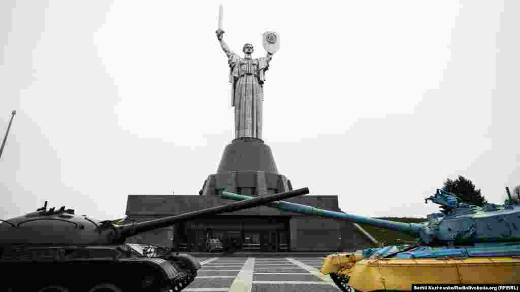 Спочатку пам&#39;ятник замислювався як символ не Батьківщини, а Перемоги, проте назва &laquo;Батьківщина-мати&raquo; увійшла до ужитку майже відразу ж після зведення