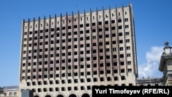 Я слышал тогда об этом; помню, как в абхазской прессе тех лет тогдашний парламентарий Нателла Акаба писала о «макаронах по-флотски», которые чуть не устроили в море российские военные моряки, грозясь расстрелять турецкое судно, шедшее в Абхазию с продукта