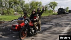 Украински военни след като са изтласкали руските военни от населено място близо до Харков. Снимката е от 13 май