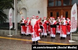 Оркестр Дедов Морозов на железнодорожном вокзале в Симферополе, 28 декабря 2024 года. Фото со страницы «Крымской железной дороги» в ВК