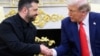 Volodimir Zelenszkij ukrán és Donald Trump amerikai elnök kezet fognak a washingtoni Fehér Ház Ovális Irodájában tartott találkozójuk során 2025. augusztus 18-án