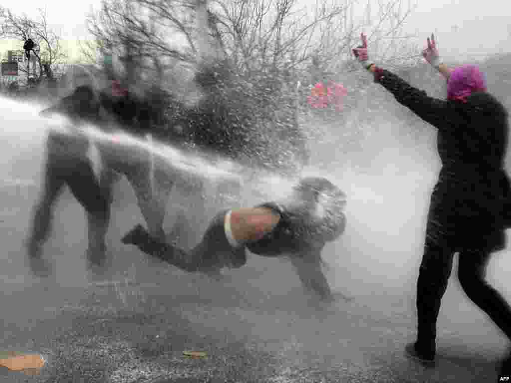 Полицијата ги прска демонстраторите со водени топови во текот на студентските протести против исламистичката влада во Анкара, на 5 јануари. 