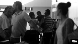 Луѓе патуваат, аеродром.