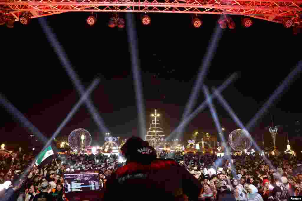 Диджей выступает на сцене в Дамаске во время празднования Нового года после отстранения от власти сирийского президента Башара Асада. Дамаск, Сирия.