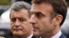 Ministri i Brendshëm francez, Gerald Darmanin, (majtas), e shikon presidentin francez, Emmanuel Macron, gjatë një vizite në stacionin policor në Bordo, Francë, 9 qershor 2024.