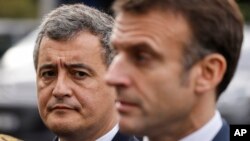 Ministri i Brendshëm francez, Gerald Darmanin, (majtas), e shikon presidentin francez, Emmanuel Macron, gjatë një vizite në stacionin policor në Bordo, Francë, 9 qershor 2024.