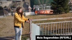 მარი ქარდავა დამტვრეულ მოაჯირთან