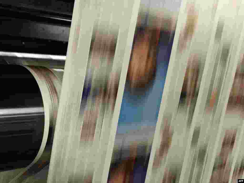 Машини за печатње од Британија - Обединетото Кралство и Иран имаат особено затегната историја. Британската окупација не остави многу добри спомени меѓу Иранците. Така, на 1 август, владата забрани увозот на сите машини и алатки за печатње од Британија, бидејќи наводно, овие фирми активно ги поддржувале масовните немири во минатото лето по спорните претседателски избори во земјата.