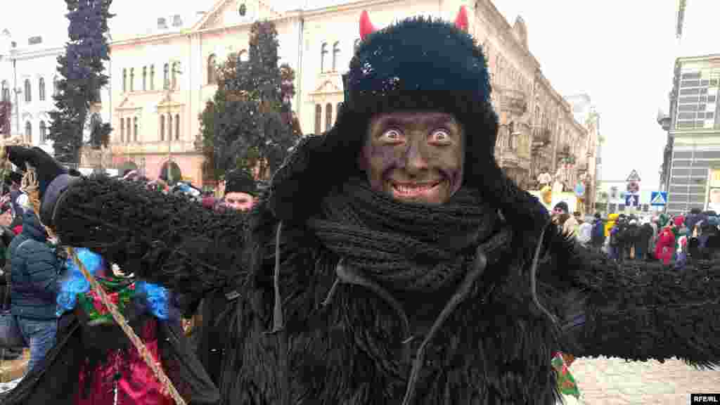 Один із учасників фольклорно-етнографічного фестивалю Маланок у Чернівцях, 15 листопада 2017 року ПЕРЕГЛЯНЬТЕ ФОТОРЕПОРТАЖ