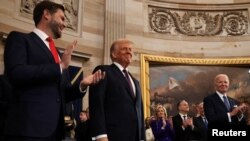 Доналд Трамп беше поздравен со аплауз и овации.