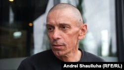 Ihar Karnei u Litvaniji u junu 2025. godine nakon što je, uz posredovanje SAD-a, oslobođeno 14 zatvorenika vlasti bjeloruskog moćnika Aleksandra Lukašenka.