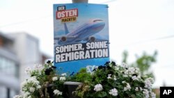 Publicitate electorală sarcastică la Erfurt a extremei-drepte germane, care cere deportări masive: „Vară, soare, remigrație!” 