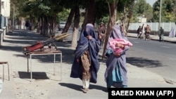 Avganistanke na ulicama Kabula tokom prve vladavine talibana, septembar 1996.
