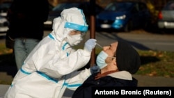 Uzimanje brisa za PCR test na korona virus, ilustrativna fotografija