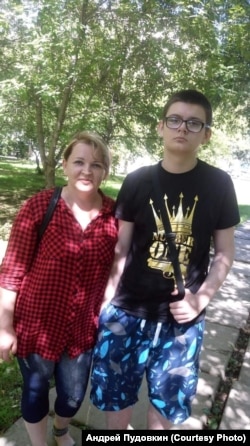 Максим Пудовкин с мамой Еленой, фото 2020 года