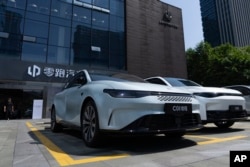 EV-urile chinezești expuse la în fața unui showroom din Provincia Zhejiang (fotografie de arhivă).