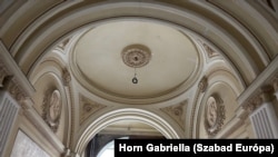 A Bem rakpart 6. alatti egykori Andrássy-palota Fő utcai bejárata is különleges díszítésű