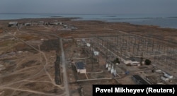 O imagine realizată cu ajutorul unei drone arată o substație electrică și satul Ulken în ajunul referendumului privind construirea unei centrale nucleare, în regiunea Almaty, Kazahstan, pe 5 octombrie 2024.