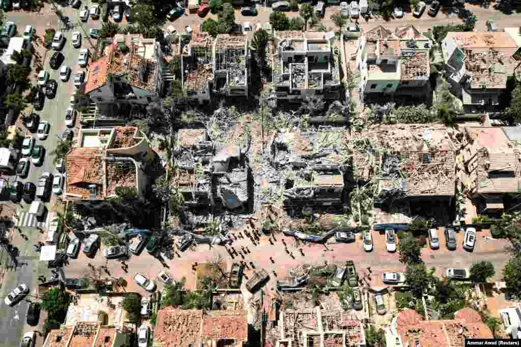 Fotografi e bërë me dron që shfaq dëmet ndaj shtëpive të banimit dhe vendin e goditur nga një sulm raketor nga Irani ndaj Izraelit, në Rishon LeZion, më 14 qershor 2025.