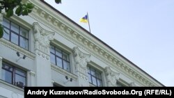 Луганська обласна рада з Державним прапором нагорі і червоним унизу. Луганськ, 22 червня 2011 року
