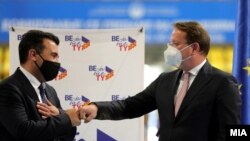 Eврокомесарот за проширување Оливер Вархеји во посета на Скопје, на средба со премиерот Зоран Заев..